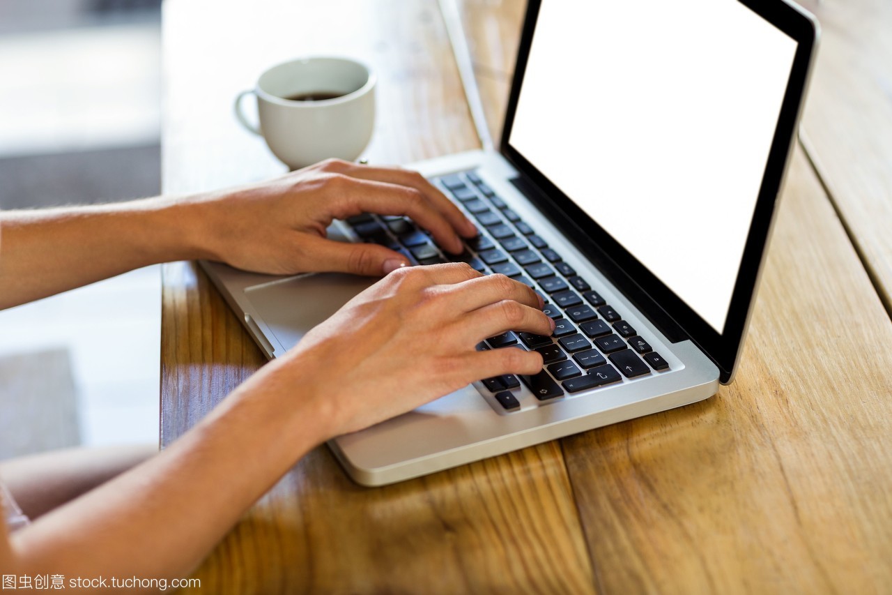 數(shù)字時(shí)代的女性力量 筆記本電腦前的職場(chǎng)女性